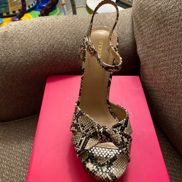 NWT Snakeskin platform heels - Picture 3 of 4